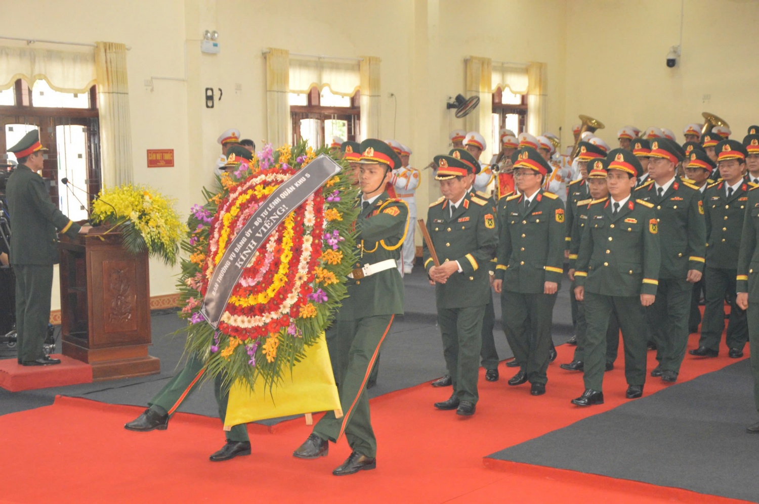 Đoàn Ban thường vụ Đảng ủy, Bộ tư lệnh Quân khu 5 do Thiếu tướng Lê Ngọc Hải - Tư lệnh Quân khu 5, vào viếng nguyên Chủ tịch nước Trần Đức Lương.