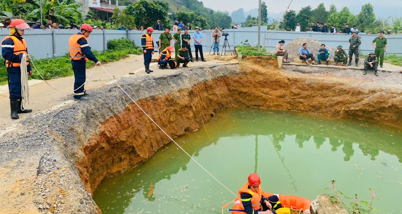 Hố tử thần “nuốt chửng” người và xe ở Bắc Kạn: Tiếp tục tìm kiếm nạn nhân
