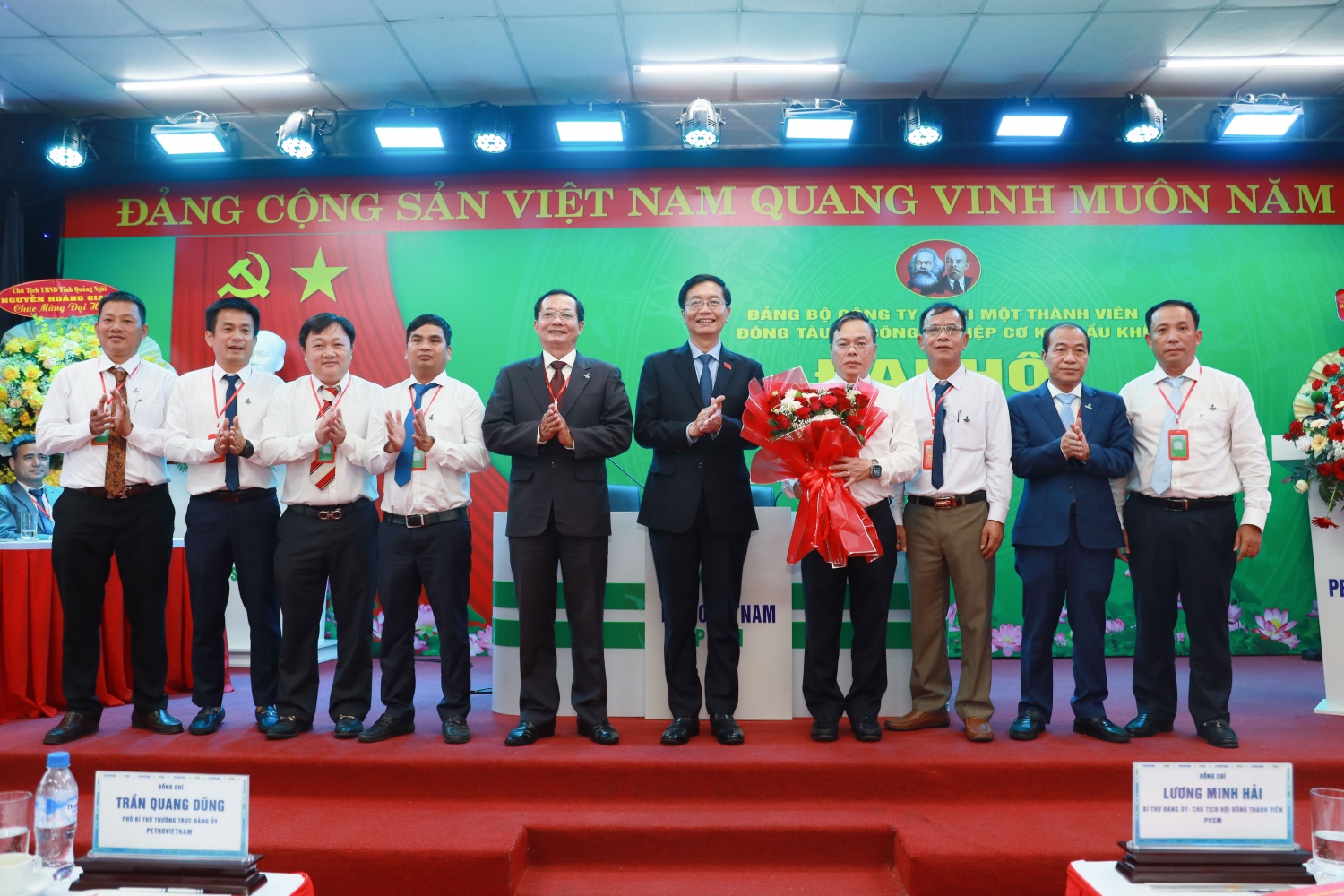 Đồng chí Tôn Long Hiếu – Phó Bí thư Đảng uỷ UBND tỉnh Quảng Ngãi (thứ 5 từ trái qua); đồng chí Trần Quang Dũng - Phó Bí thư thường trực Đảng ủy Petrovietnam; đồng chí Phạm Quang Dũng - Ủy viên Ban Thường vụ, Chánh Văn phòng Đảng ủy Tập đoàn trao tặng cho 