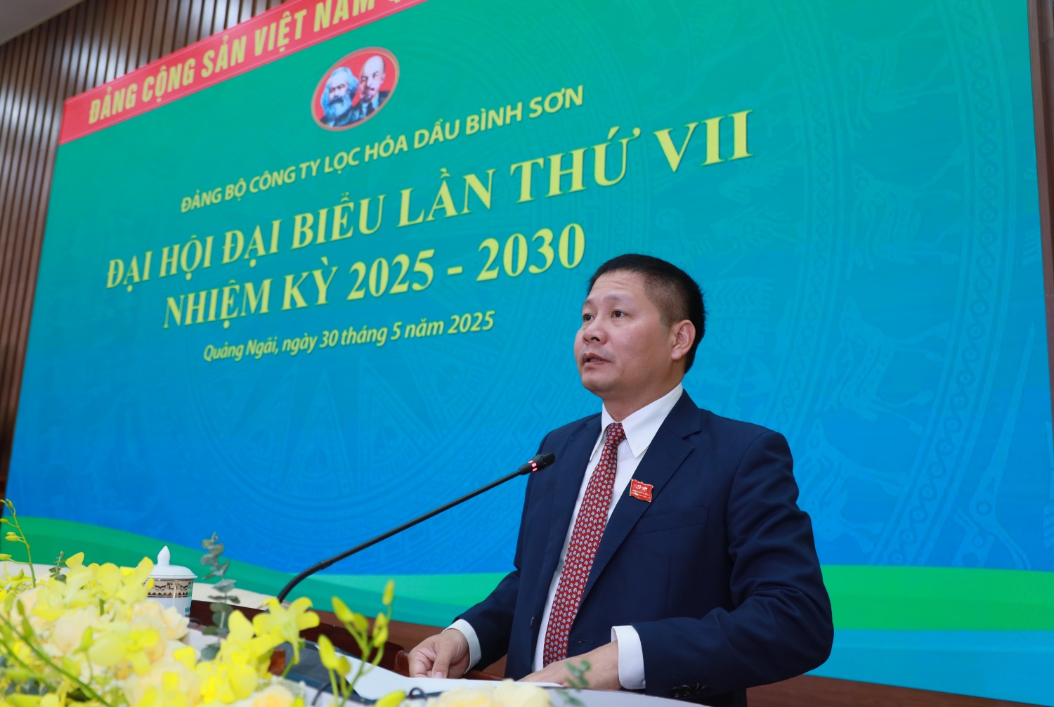 Đồng chí Bùi Ngọc Dương - Ủy viên Ban Chấp hành Đảng bộ Petrovietnam, Bí thư Đảng ủy, Chủ tịch HĐQT BSR trình bày Báo cáo kết quả thực hiện Nghị quyết Đại hội lần thứ VI, nhiệm kỳ 2020 - 2025 và Phương hướng, nhiệm vụ nhiệm kỳ 2025 - 2030 của Đảng bộ Công ty.