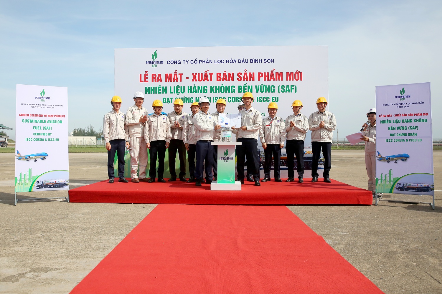 Đại diện Nhà máy Lọc dầu Dung Quất trao sản phẩm SAF cho Công ty Skypec, đánh dấu sự hình thành chuỗi cung ứng SAF đầu tiên tại Việt Nam.