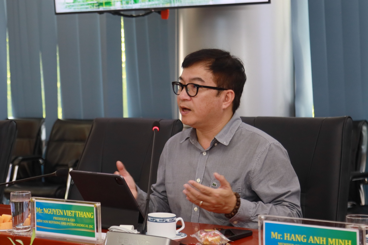 , Ông Nguyễn Việt Thắng - Tổng Giám đốc BSR trao đổi với đại diện NSRP về các lĩnh vực hợp tác của 2 đơn vị trong thời gian tới.