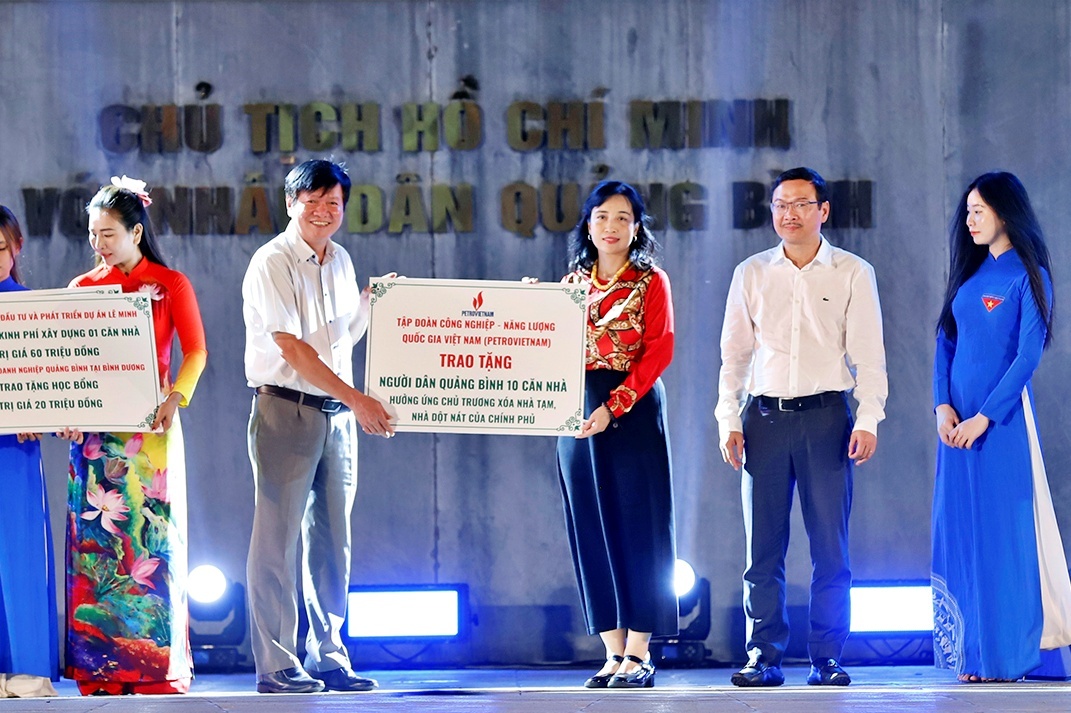Petrovietnam trao tặng 10 căn nhà tình nghĩa nhân Tuần lễ Biển và Hải đảo Việt Nam 2025