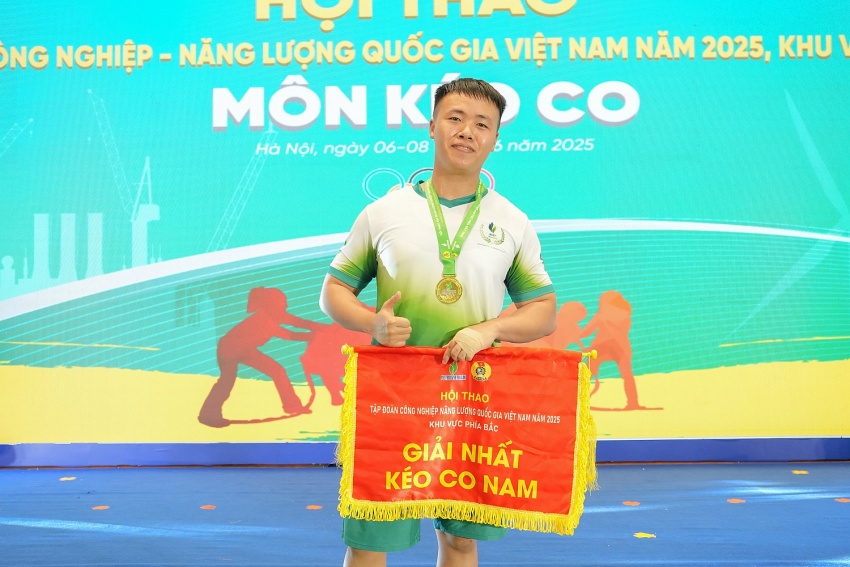 Anh Đỗ Trọng Linh (đội NSRP) tự hào với chiếc huân chường vàng bộ môn kéo co Nam Anh Đỗ Trọng Linh (đội NSRP) tự hào với chiếc huân chường vàng bộ môn kéo co Nam