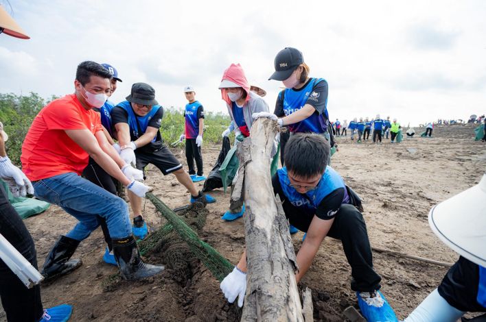 Gần 10.000 nhân viên Vingroup và tình nguyện viên làm sạch biển tại 28 tỉnh, thành