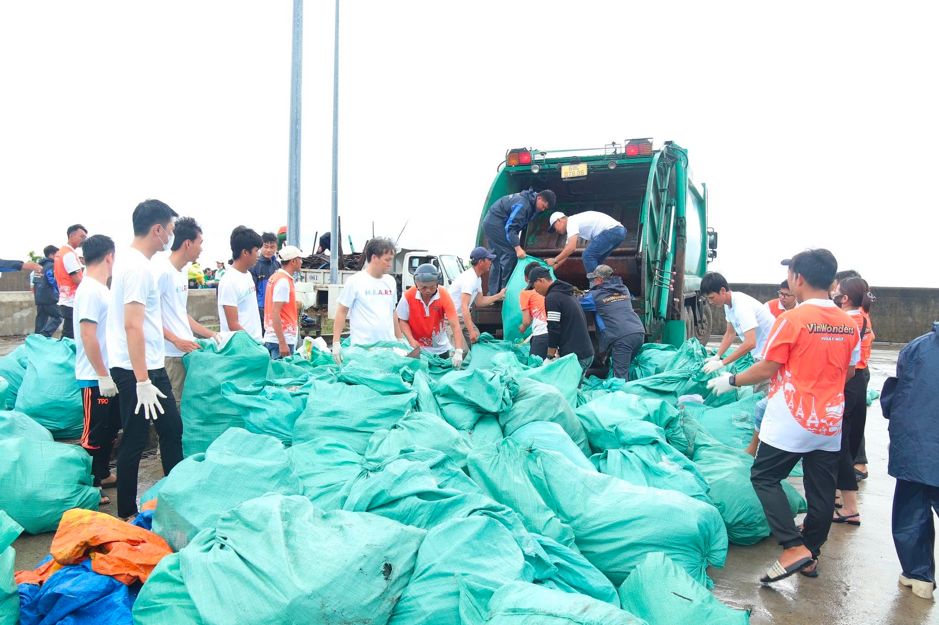 Gần 10.000 nhân viên Vingroup và tình nguyện viên làm sạch biển tại 28 tỉnh, thành