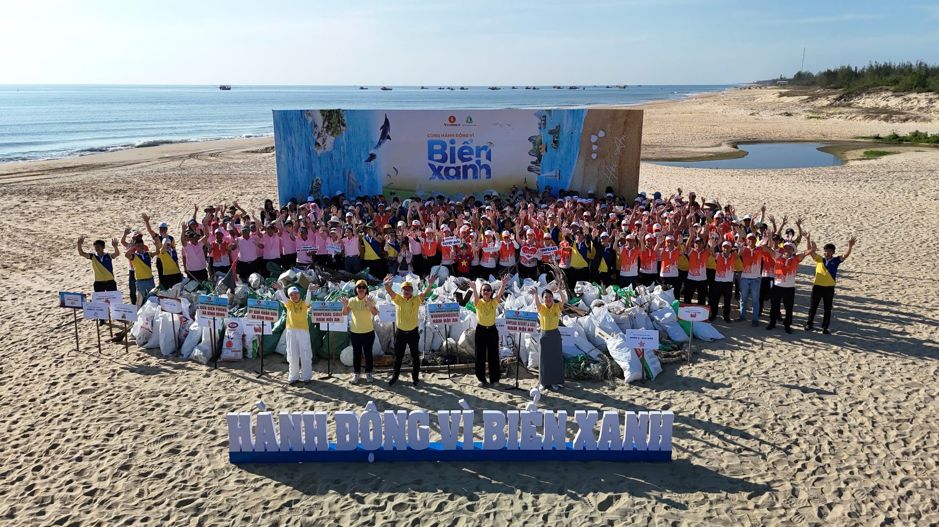 Gần 10.000 nhân viên Vingroup và tình nguyện viên làm sạch biển tại 28 tỉnh, thành