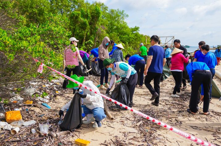 Gần 10.000 nhân viên Vingroup và tình nguyện viên làm sạch biển tại 28 tỉnh, thành