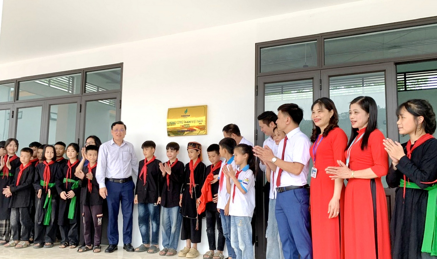 Niềm vui của nhà tài trợ, thầy cô và học sinh nhà trường bên các công trình mới