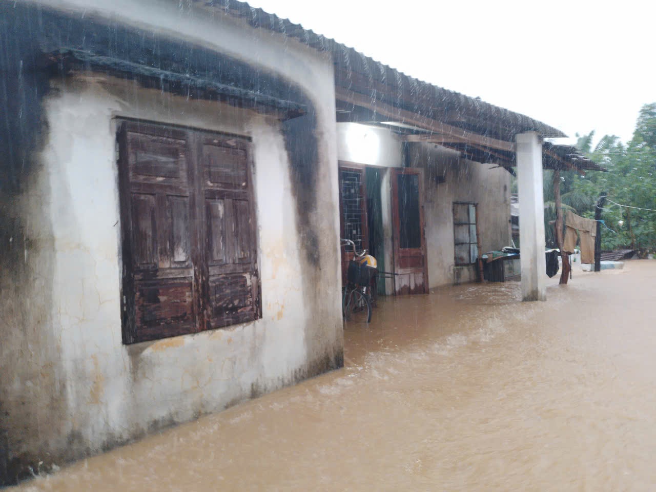 Mưa lớn cùng với việc điều tiết nước của thuỷ điện đã khiến nhiều nhà cửa của người dân ngập sâu.