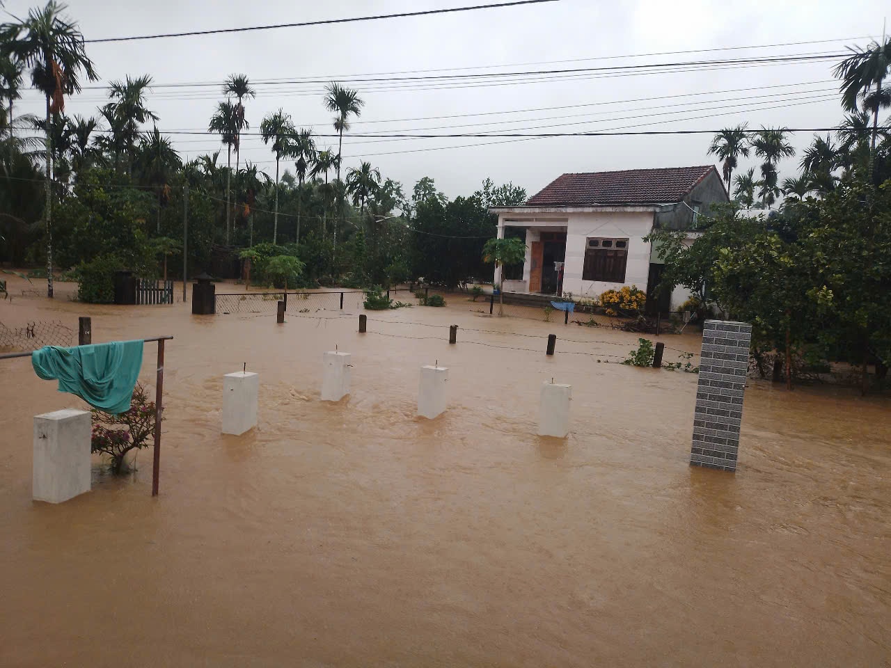 Quảng Nam: Mưa lớn khiến một ngôi làng bị cô lập