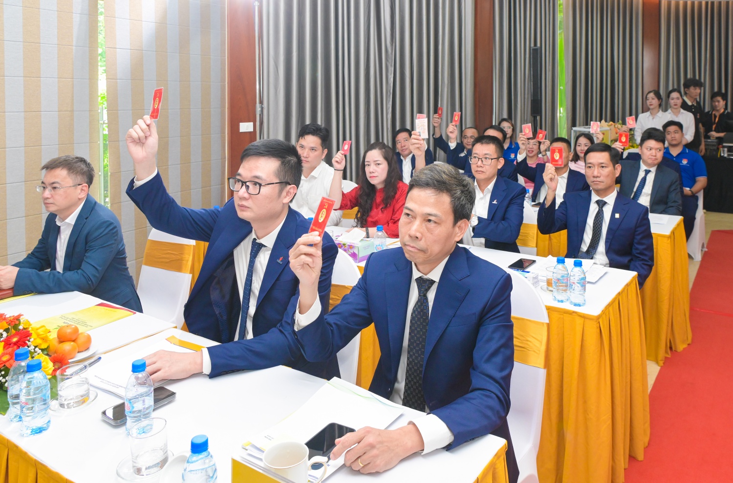 Các đại biểu biểu quyết tại Đại hội