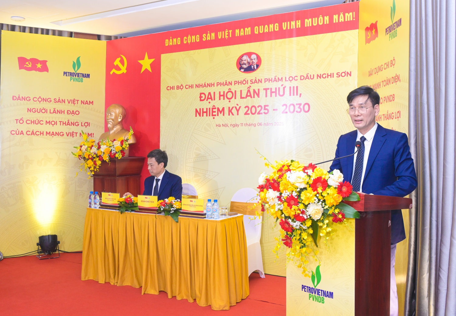 Đồng chí Nguyễn Duyên Cường - Bí thư Chi bộ, Giám đốc PVNDB trình bày Báo cáo chính trị tại Đại hội