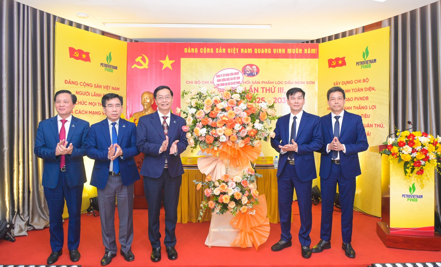 Lãnh đạo Petrovietnam tặng hoa chúc mừng Đại hội Chi bộ PVNDB