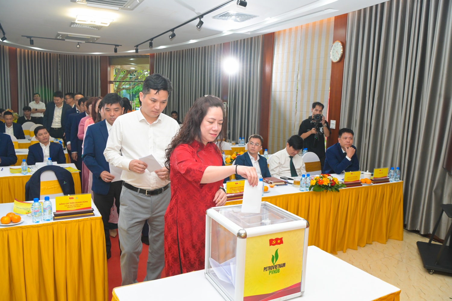 Các đại biểu bỏ phiếu bầu Chi ủy Chi bộ khóa mới