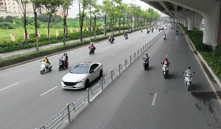 Hà Nội lắp dải phân cách trên đường Võ Chí Công, Phạm Văn Đồng
