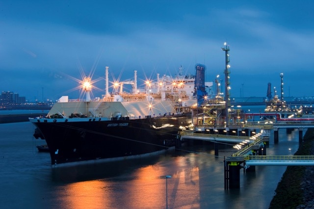 Qatar cảnh báo chi phí bảo hiểm và vận tải LNG tăng mạnh qua eo biển Hormuz