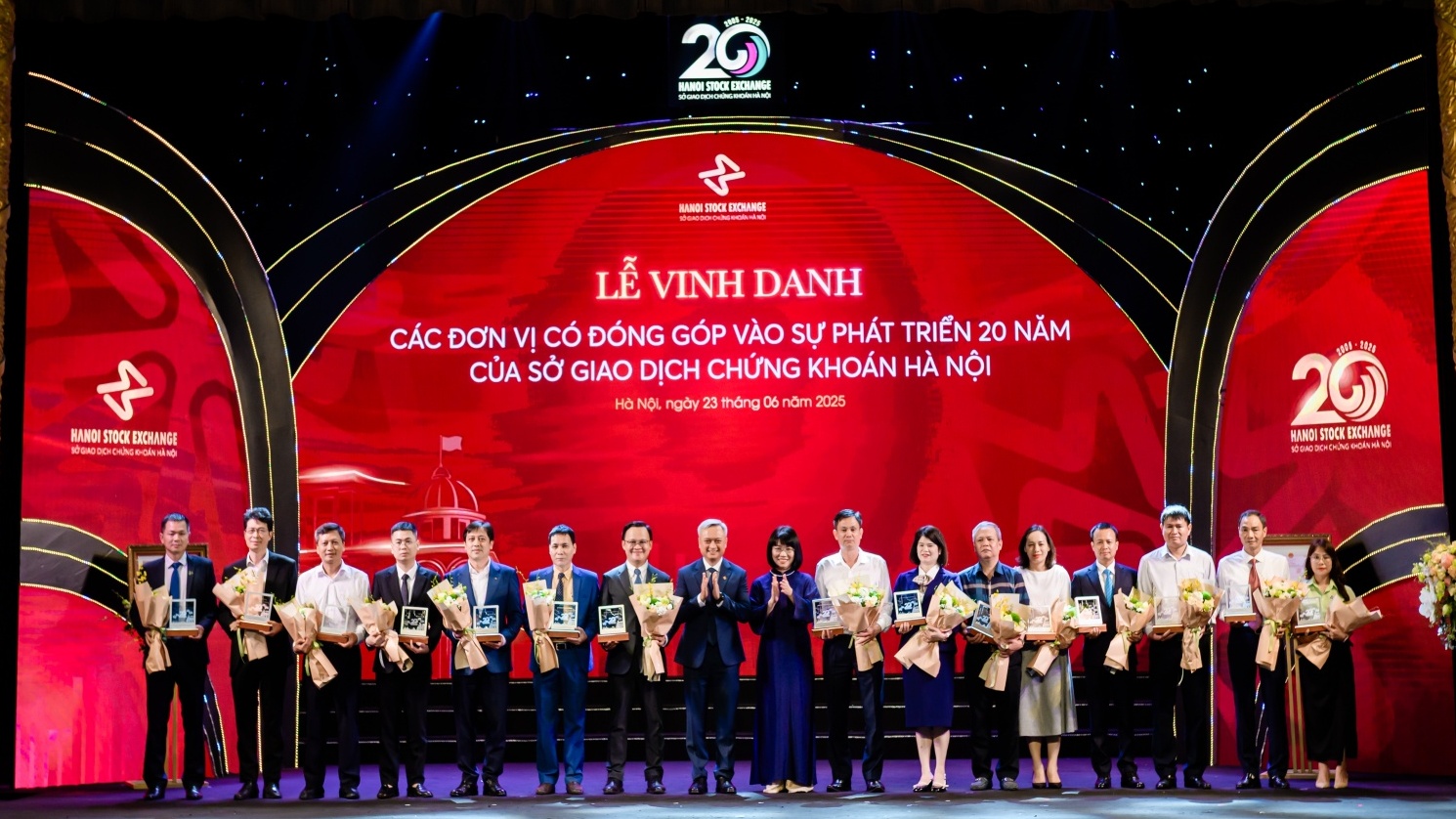 PVChem được vinh danh đơn vị đóng góp tiêu biểu cho sự phát triển của HNX