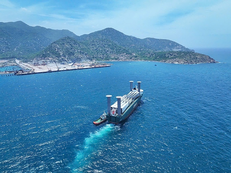 Cảng biển quốc tế Trung Nam Cà Ná đón chuyến tàu chuyên chở thiết bị điện gió đầu tiên