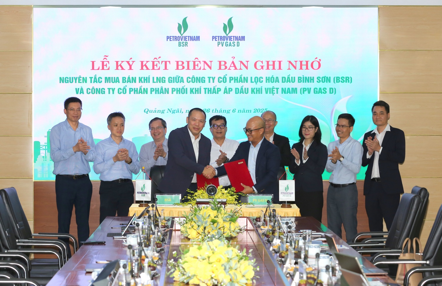 Đại diện lãnh đạo BSR và PVGas D ký Biên bản ghi nhớ hợp tác về nguyên tắc mua bán khí LNG .