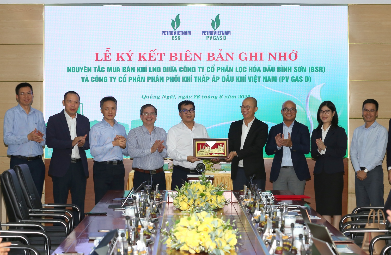 Công ty BSR tặng quà lưu niệm cho PVGas D - đánh dấu bước khởi đầu mới trong quá trình hợp tác giữa hai đơn vị.