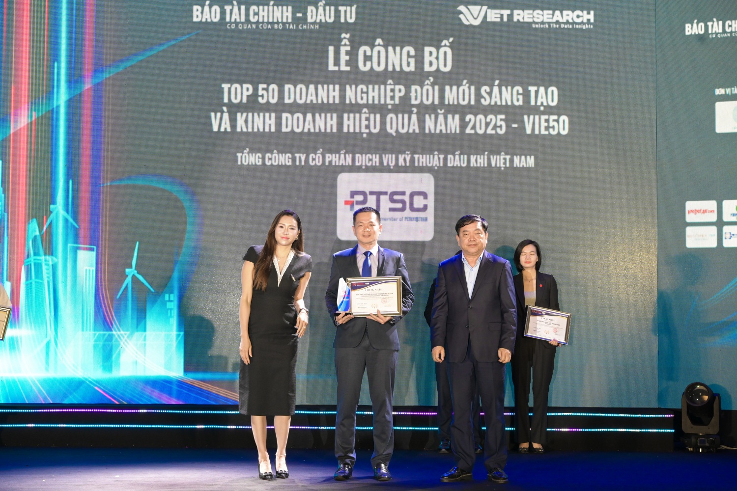 Petrovietnam và các doanh nghiệp thành viên được vinh danh tại Lễ trao giải ESG Việt Nam Xanh 2025