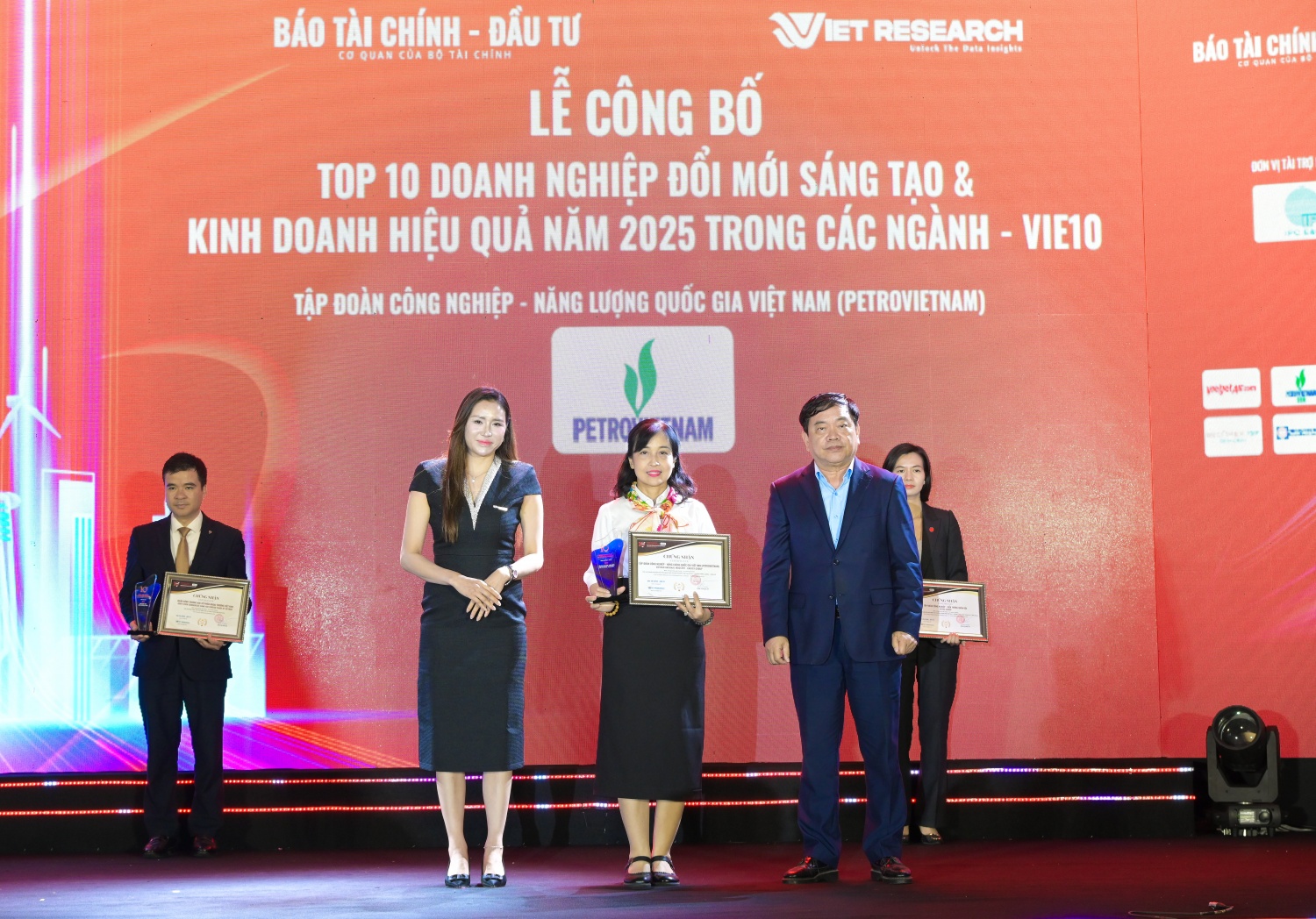 Petrovietnam và các doanh nghiệp thành viên được vinh danh tại Lễ trao giải ESG Việt Nam Xanh 2025