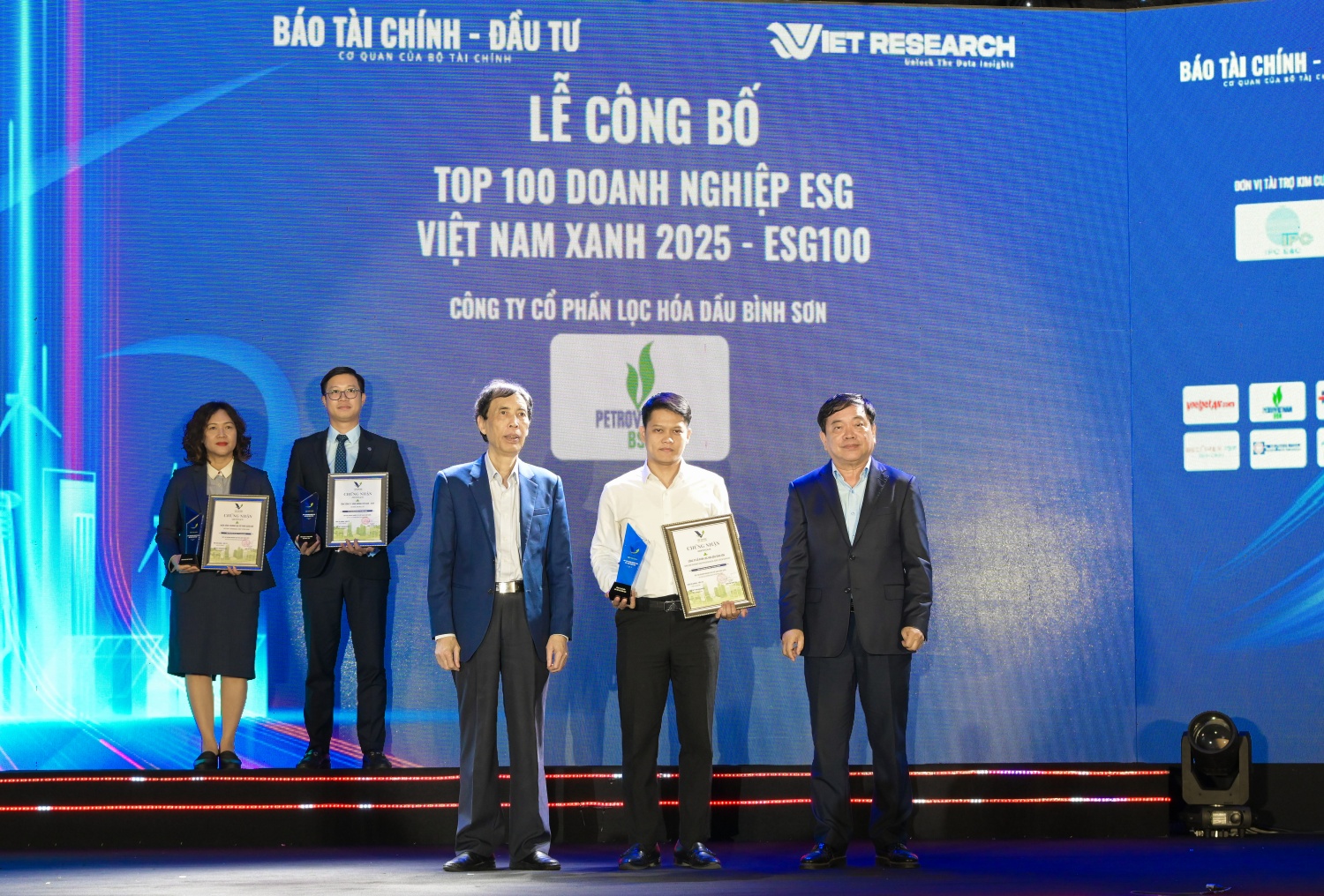 Petrovietnam và các doanh nghiệp thành viên được vinh danh tại Lễ trao giải ESG Việt Nam Xanh 2025