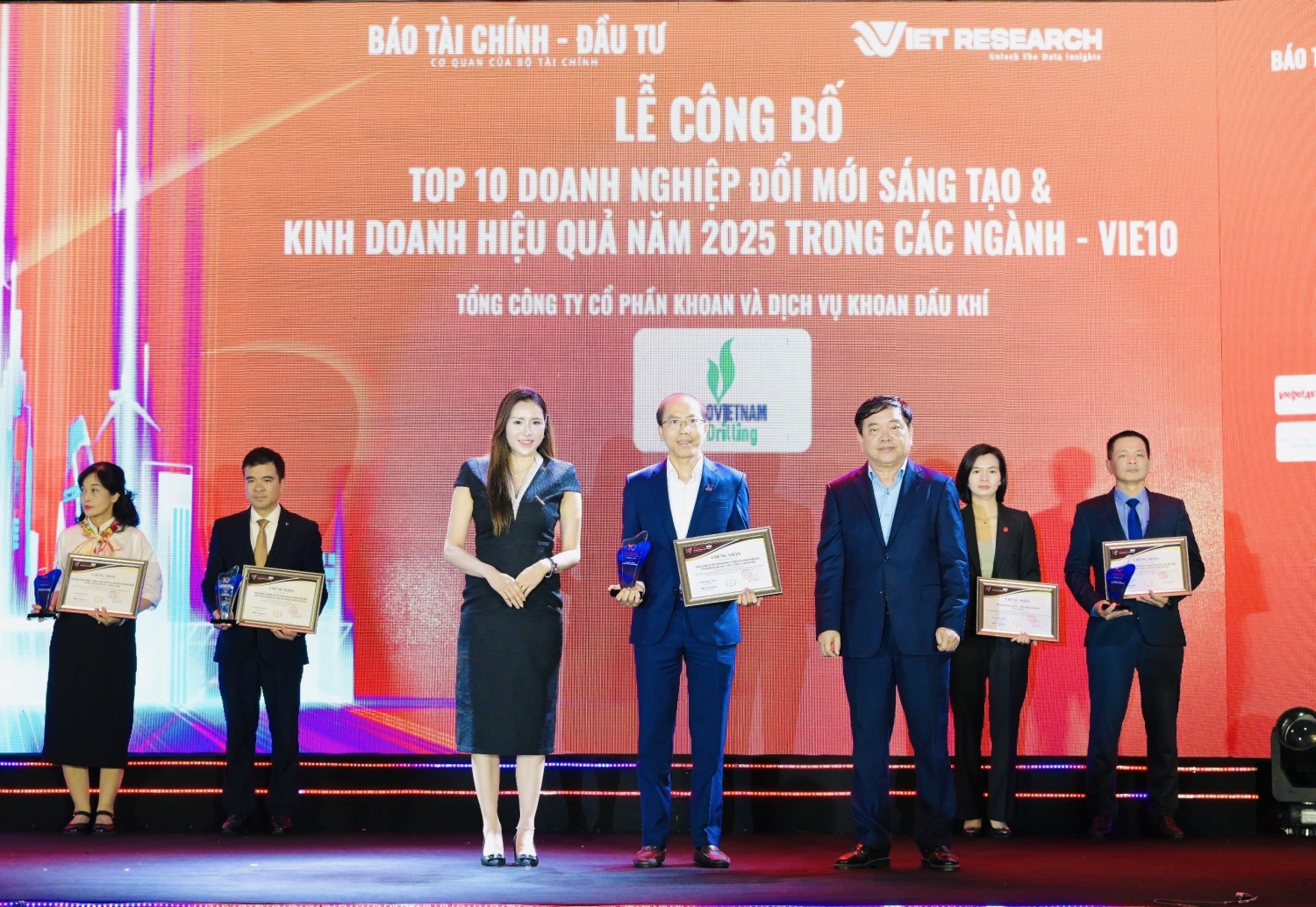 Petrovietnam và nhiều doanh nghiệp thành viên được vinh danh tại Lễ trao giải ESG Việt Nam Xanh 2025