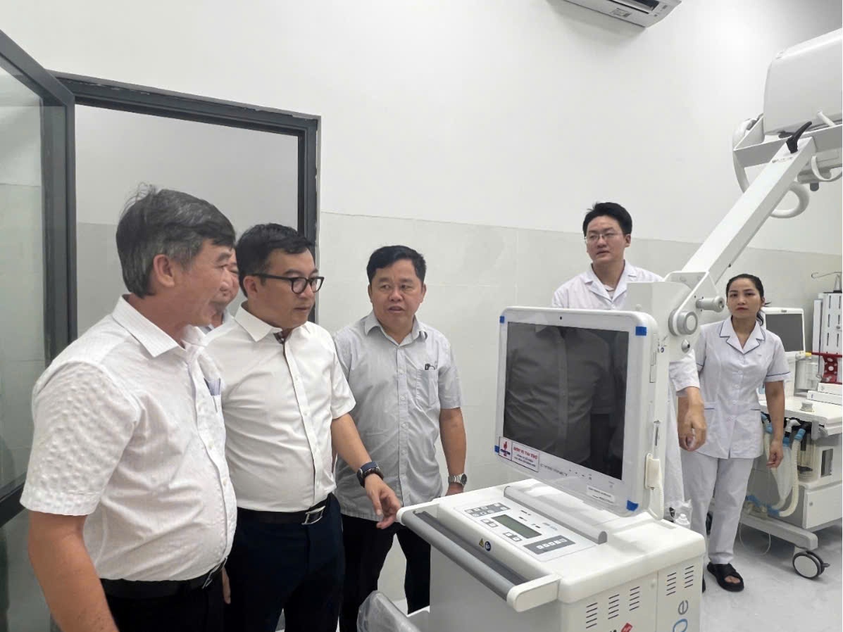 Ông Nguyễn Việt Thắng - Tổng Giám đốc BSR (thứ 2 từ trái qua) kiểm tra trang thiết bị y tế do BSR tài trợ 