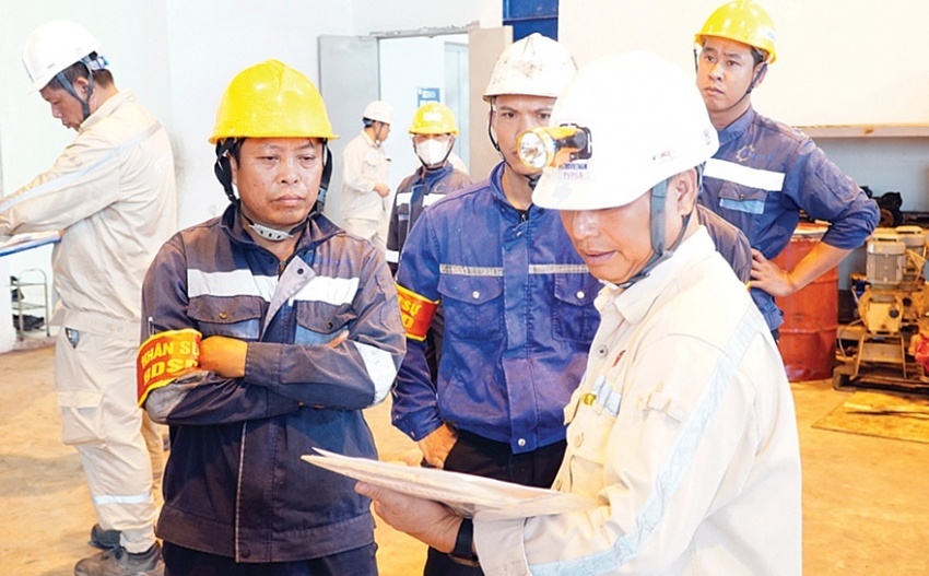 Người lao động tại NMNĐ Thái Bình 2