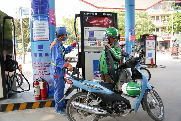 Giá xăng dầu giảm mạnh, xăng RON 95 xuống dưới 20.000 đồng/lít