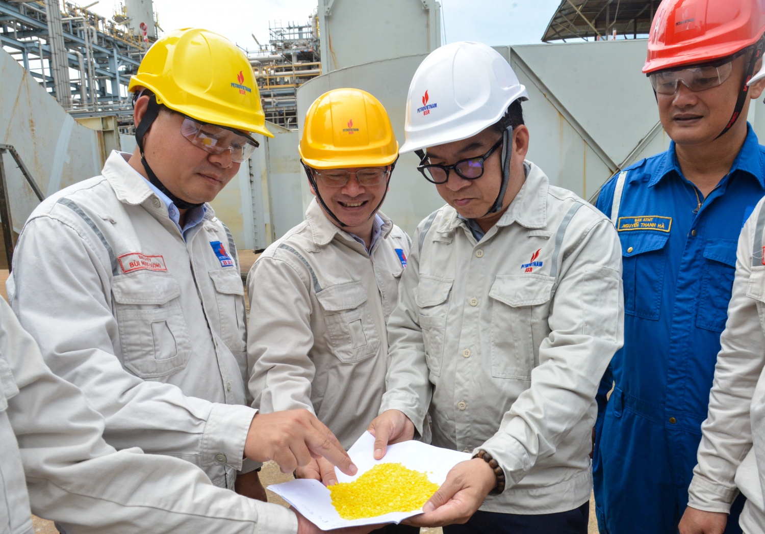 Ban lãnh đạo BSR kiểm tra sản phẩm lưu huỳnh dạng hạt vừa mới sản xuất tại Phân xưởng thu hồi lưu huỳnh - NMLD Dung Quất