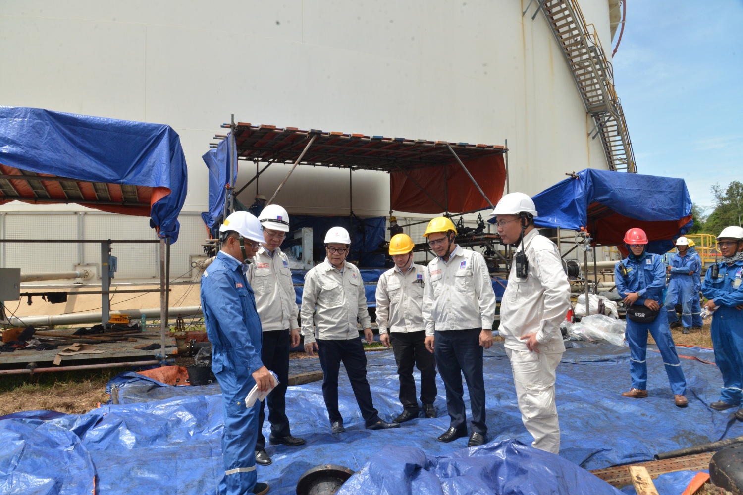 Ban lãnh đạo BSR kiểm tra Dự án làm sạch bể chứa dầu thô TK6001G - NMLD Dung Quất