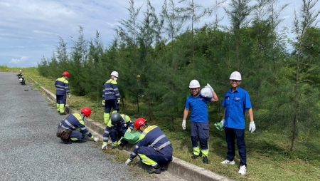 Chi đoàn Nhà máy Nhiệt điện Sông Hậu 1 ra quân vệ sinh môi trường