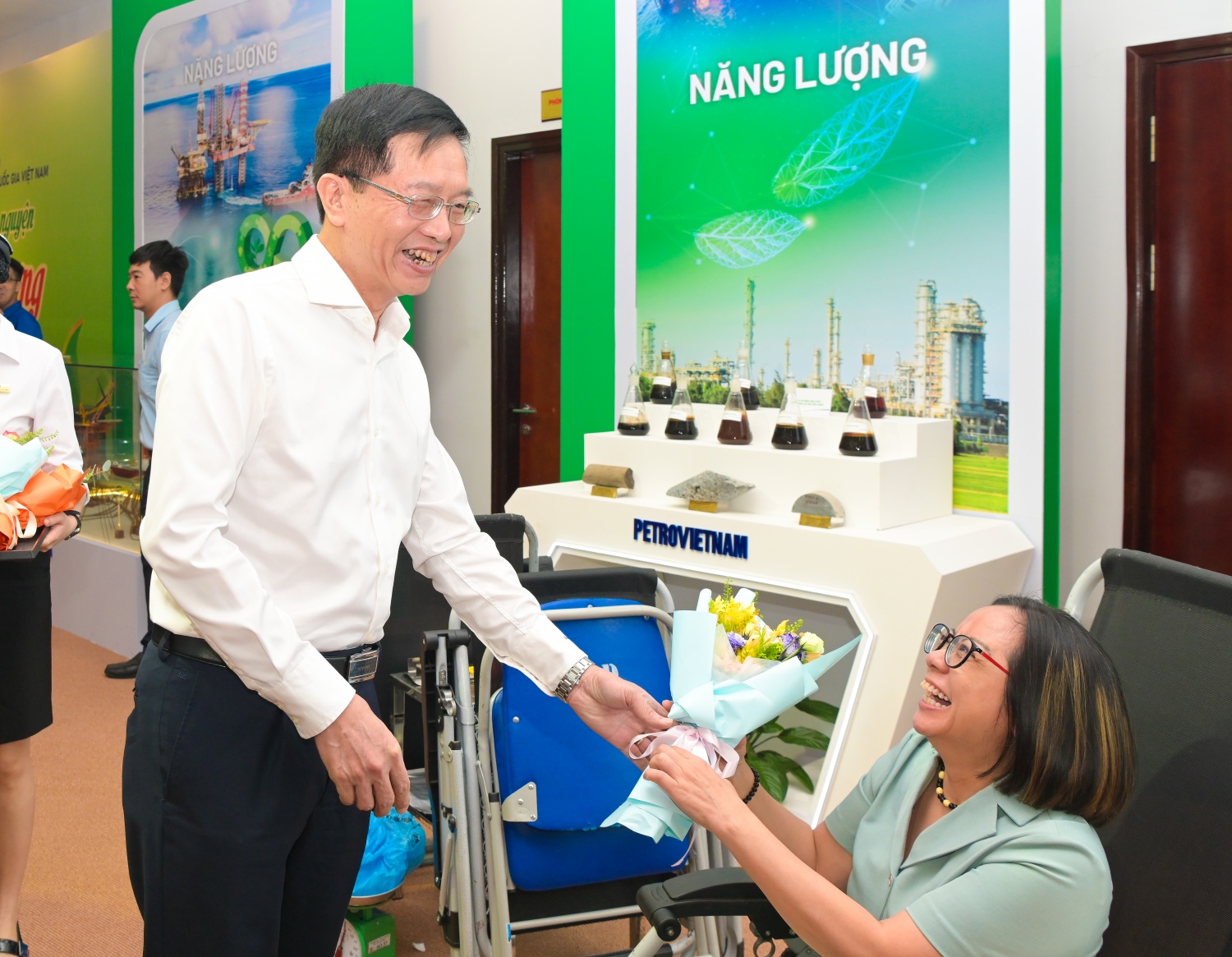 Ông Trần Quang Dũng, Phó Bí thư thường trực Đảng ủy Petrovietnam tặng hoa cho CBNV tham gia hiến máu.