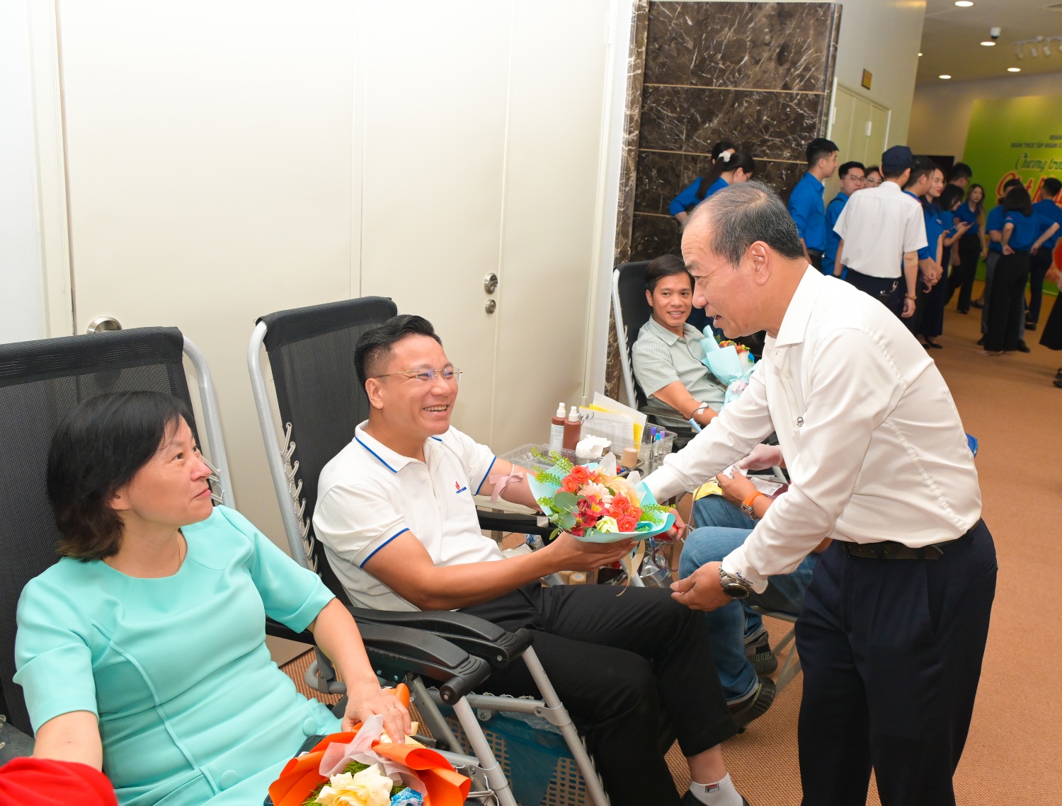 Ông Phạm Quang Dũng, Chánh Văn phòng Đảng ủy, Chủ tịch Hội Cựu chiến binh Tập đoàn tặng hoa cho CBNV tham gia hiến máu