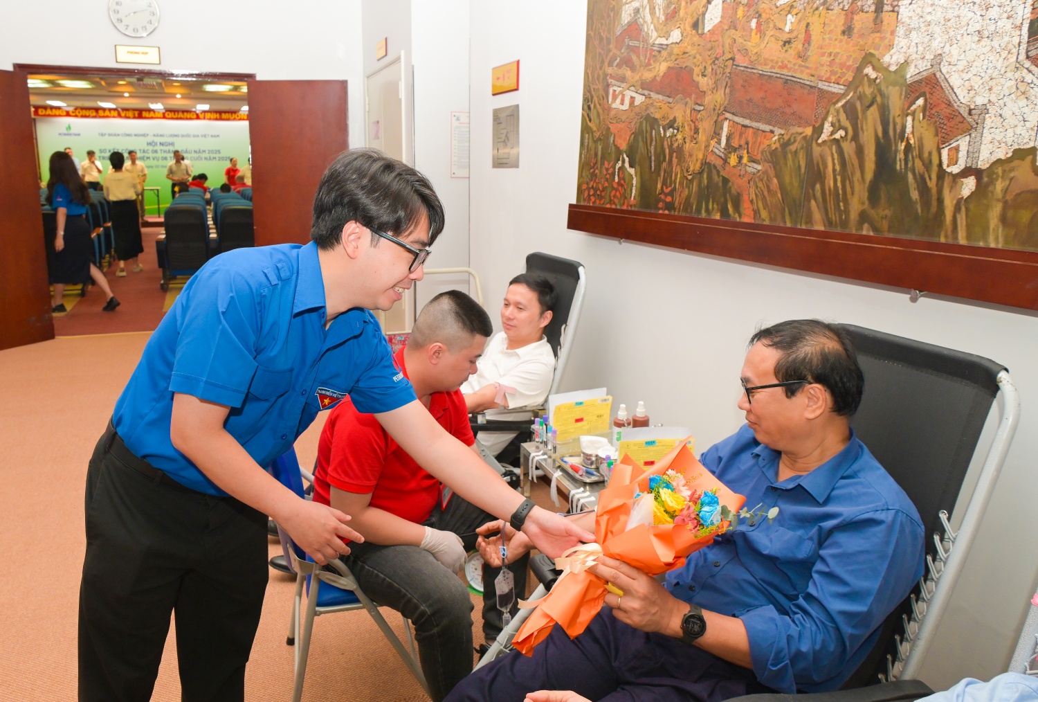 Ông Phạm Đăng An, Bí thư Đoàn Thanh niên Petrovietnam tặng hoa cho CBNV tham gia hiến máu