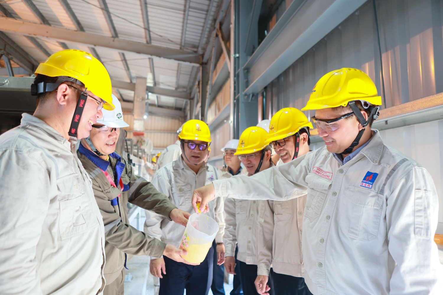 Ban lãnh đạo BSR kiểm tra chất lượng sản phẩm lưu huỳnh hạt tại xưởng sản xuất
