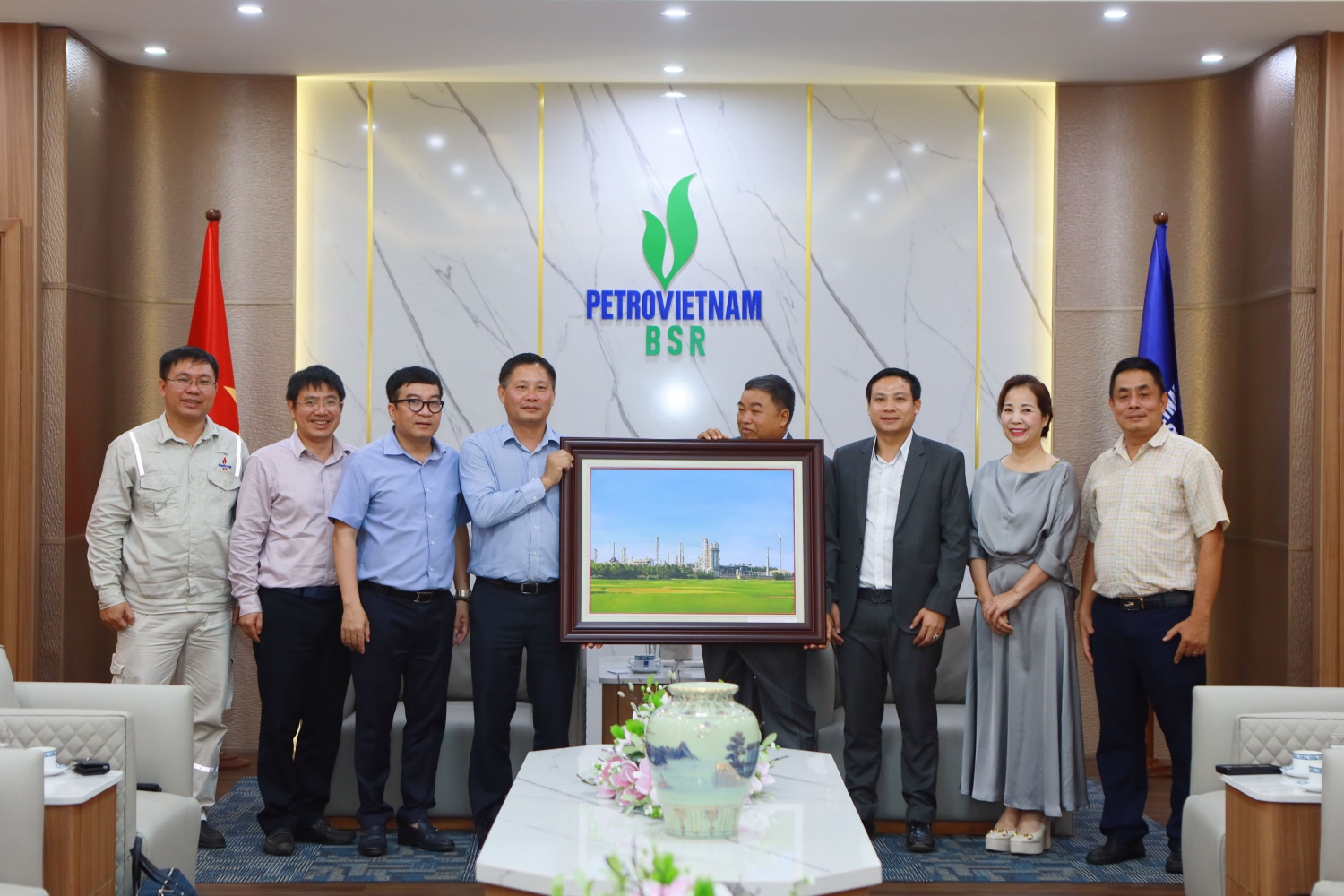 Ban lãnh đạo BSR (bên trái) tặng bức tranh NMLD Dung Quất do họa sĩ Việt Nam vẽ cho Somvanchaleun