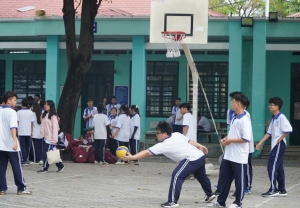 TP HCM đề xuất cấm sử dụng điện thoại giờ ra chơi: Phụ huynh ủng hộ, học sinh thích thú