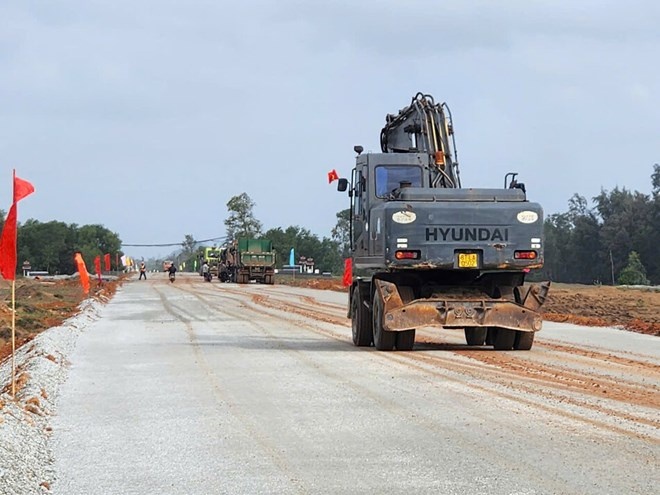 Dự án đường ven biển Dung Quất - Sa Huỳnh đang được triển khai thực hiện, tuy nhiên,  nhiều vướng mắc trong công tác bồi thường, GPMB khiến tiến độ thực hiện chưa đáp ứng kế hoạch đề ra. Ảnh: Viên Nguyễn