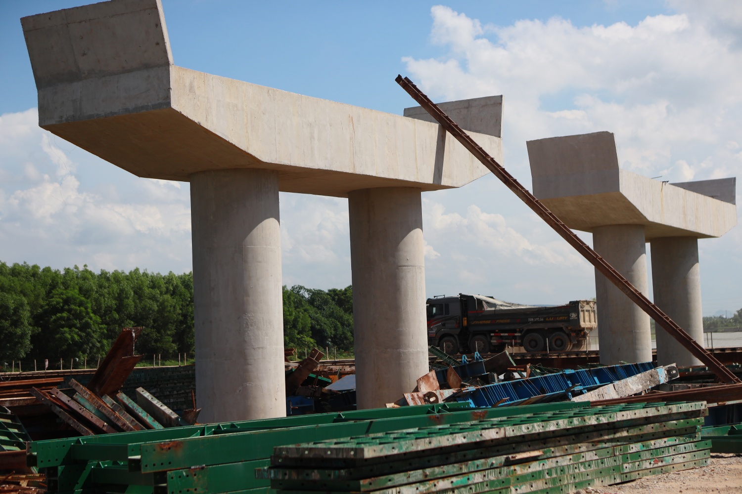 Hạng mục công trình cầu trên tuyến dự án đường Hoàng Sa - Dốc Sỏi ở 