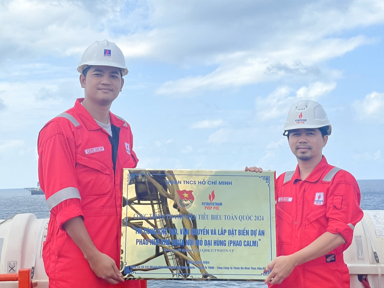 Biển công trình được đồng chí Lê Văn Đăng - Giàn trưởng giàn FPU Đại Hùng 01 trao tặng cho Bí thư Đoàn Thanh niên PVEP-POC Lê Công Tuấn Anh tại giàn FPU Đại Hùng 01