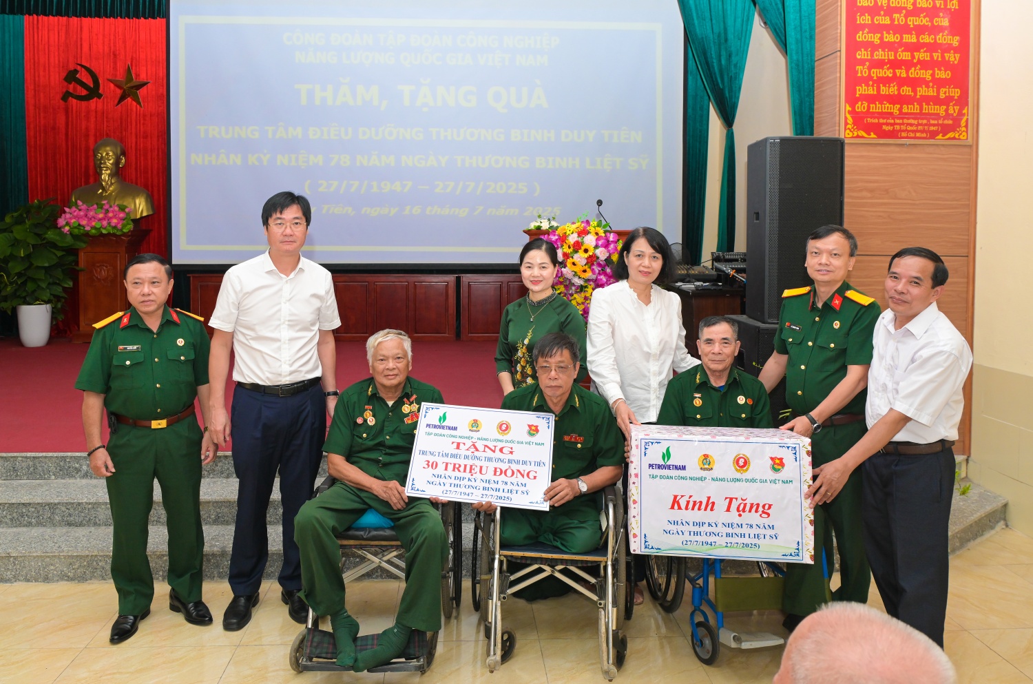 Hội CCB và Công đoàn Petrovietnam tặng quà và trao hỗ trợ cho các thương, bệnh binh tại Trung tâm Điều dưỡng thương binh Duy Tiên