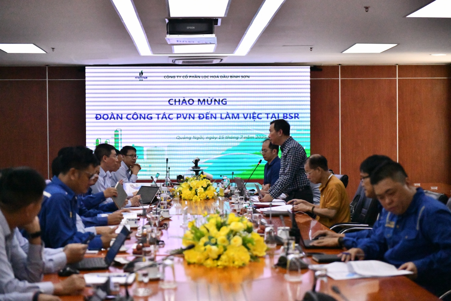 Toàn cảnh buổi làm việc giữa Đoàn công tác Petrovietnam và đại diện các Ban chức năng của BSR.