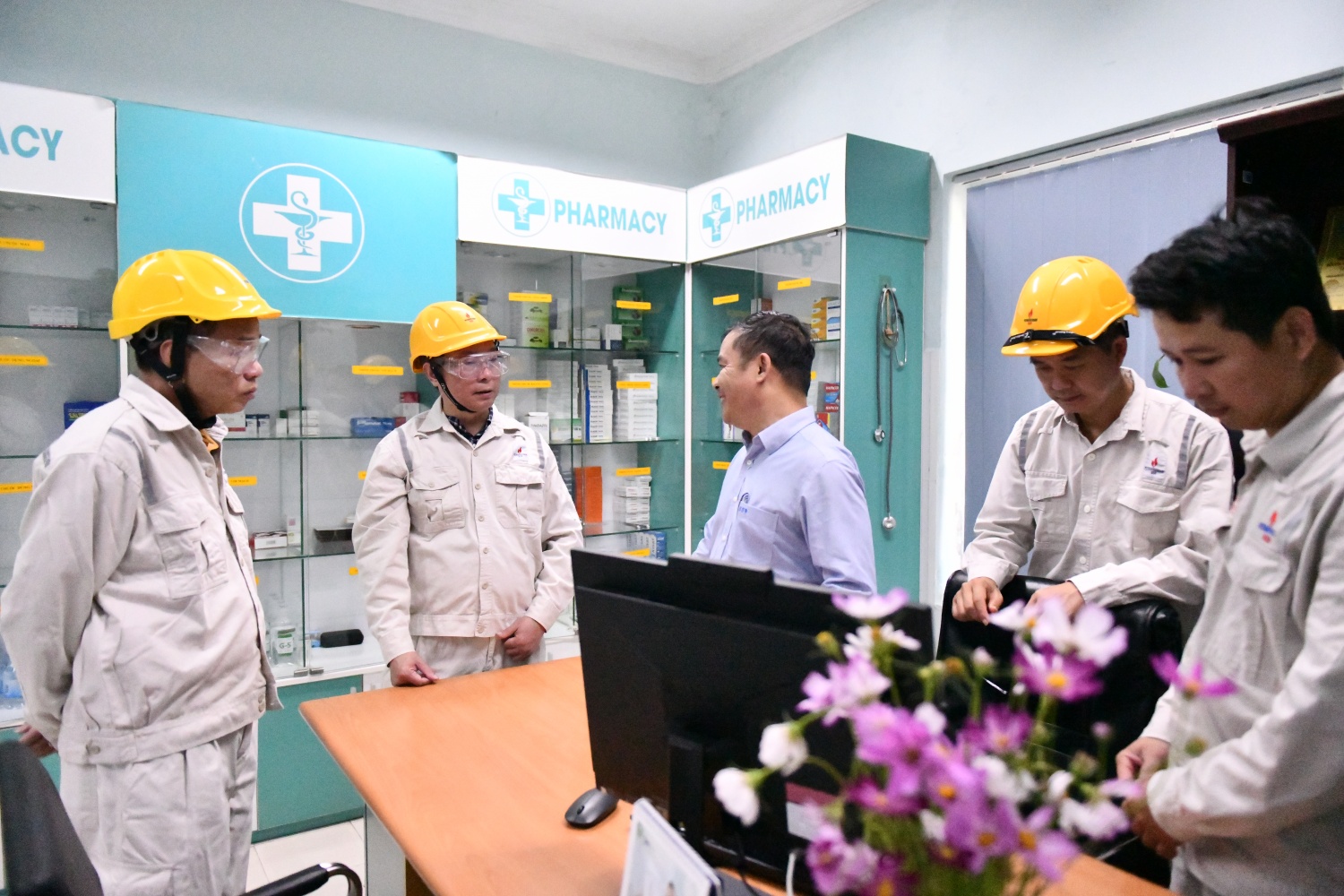 Đoàn công tác Petrovietnam kiểm tra thiết bị, dụng cụ y tế tại Trạm Y tế BSR.