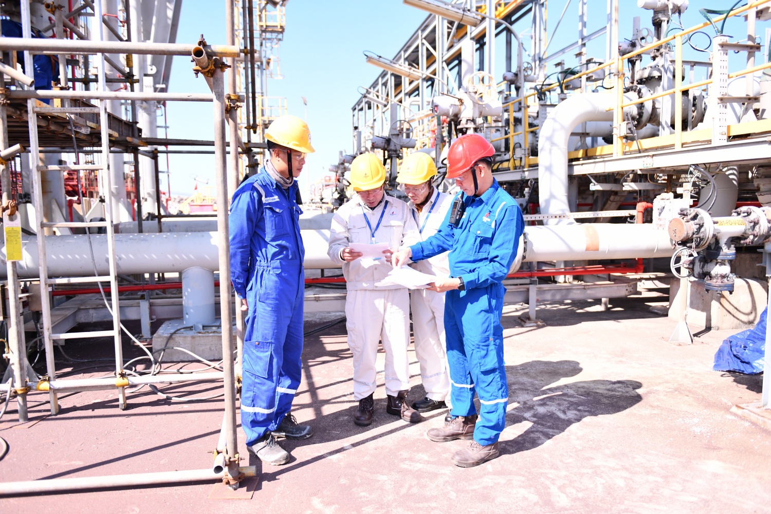 Đoàn công tác Petrovietnam kiểm tra công tác giám sát người lao động và thực hiện quy trình giấy phép làm việc cho nhà thầu tại cảng xuất sản phẩm NMLD Dung Quất.
