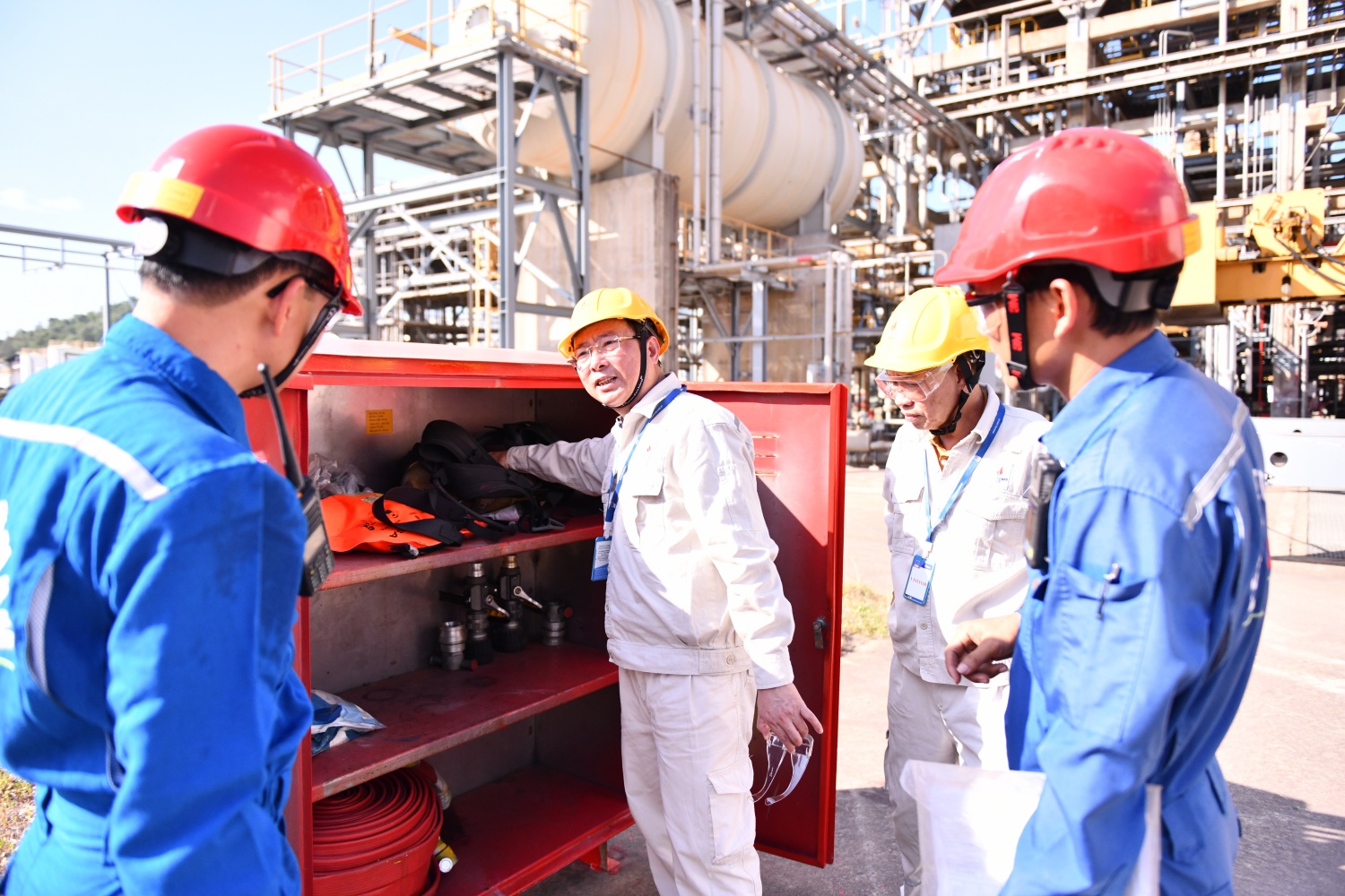 Đoàn công tác kiểm tra công tác quản lý hóa phẩm, xúc tác tại kho lưu trữ NMLD Dung Quất.