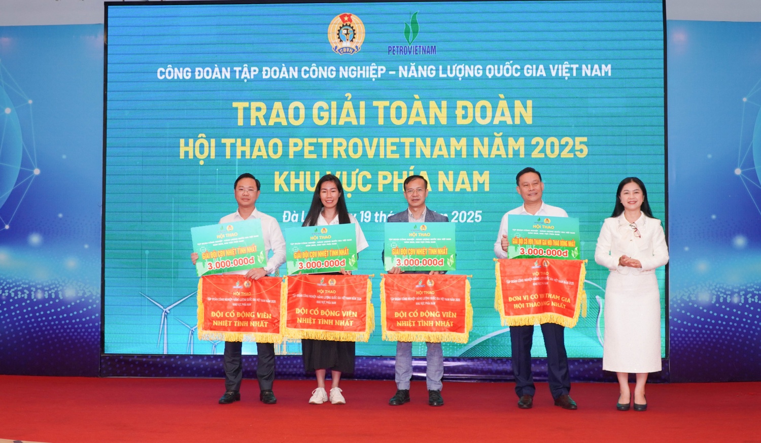 Khen thưởng các đoàn đạt thành tích tại Hội thao Petrovietnam 2025 khu vực phía Nam